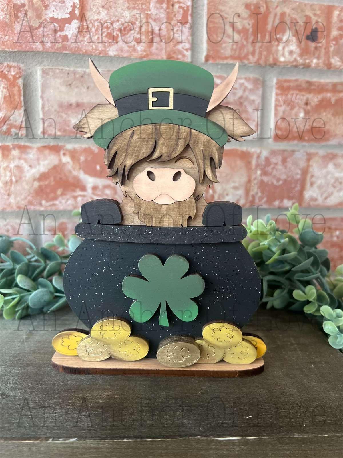 Saint Patricks day highland cow shelf sitter